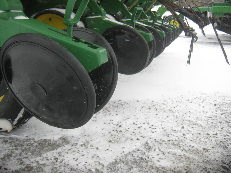 Planting Equipment  John Deere 7200 Planter Photo